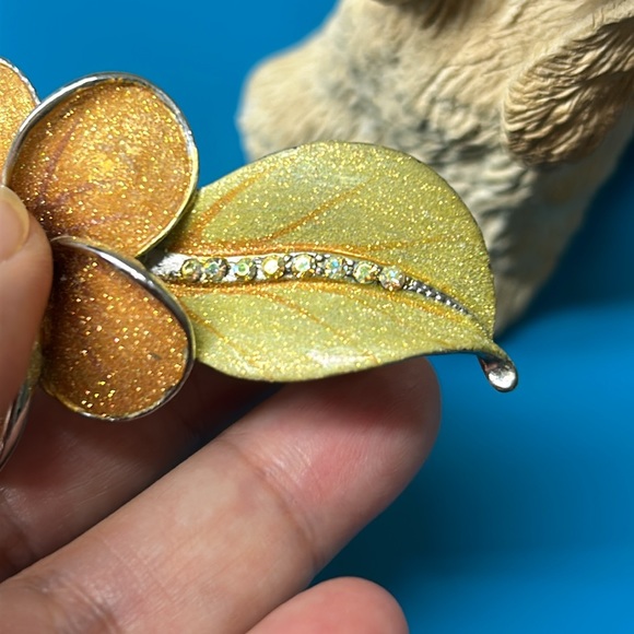 🖤NWOT💕Plumeria & crystal hair barrette clip pin